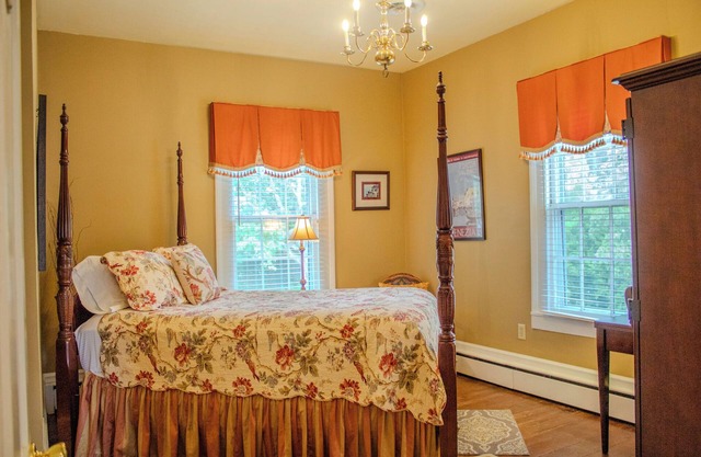 The Magnolia Room - Private Studio w/Ensuite Bath in Historic Downtown Home