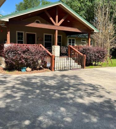 The Manor- 4 BR Home with Pool Table, Swimming Pond and Sand Volleyball