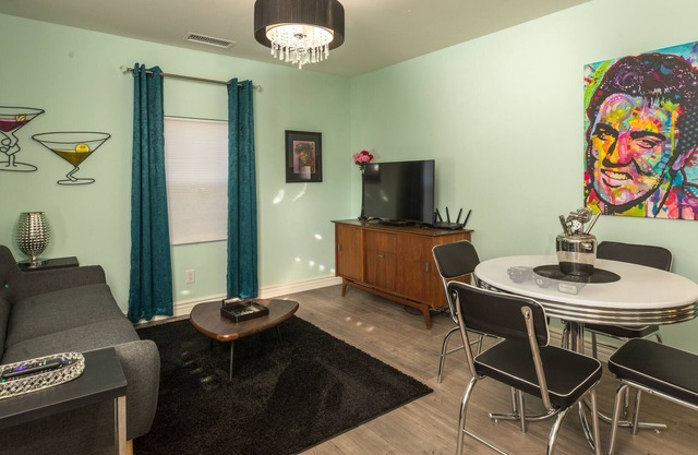 THE MARTINI LOUNGE- The Westside Cottages 2 Bed/1 Bath with Jacuzzi