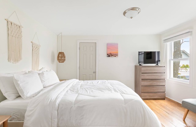 The Melrose, 2D - Queen Bed & Bath: Romantic Getaway, Steps from the Beach, Cozy