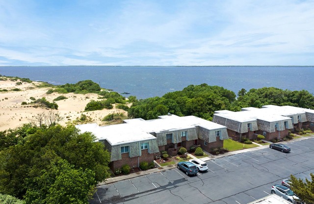 The Mermaid Lounge: Sound View & Pool Access