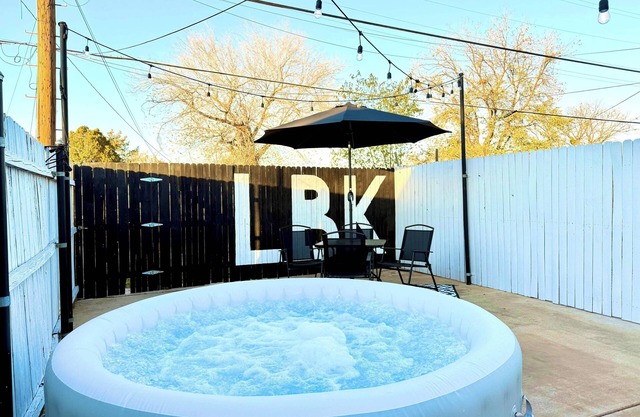 ✮The Monochromatic Modern Studio✮Near TTU✮1BD/1Bth
