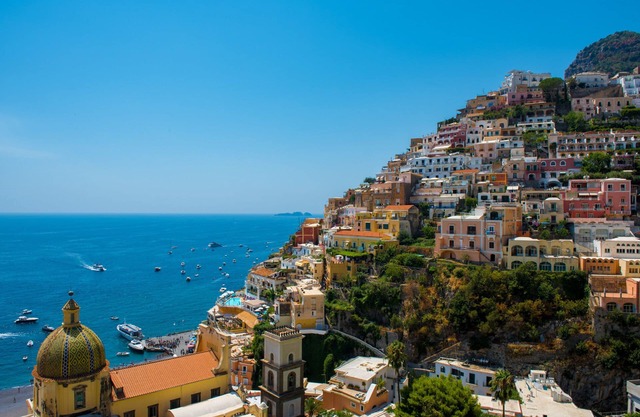 The Moon Positano, only 3 minutes walk to reach the main beach in Positano.