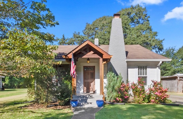 The Nest: A Comforting Southern Retreat. 2 miles from the University of AL.