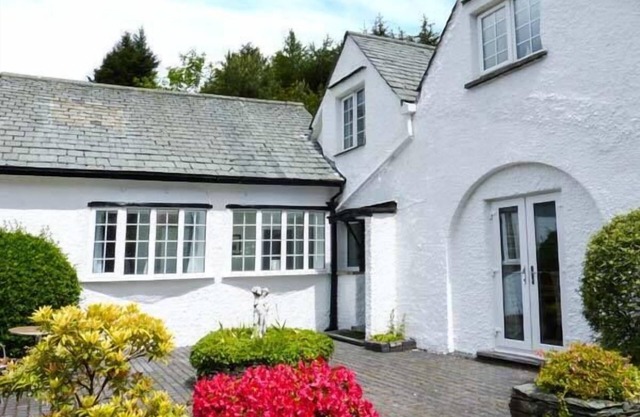THE NOOK, family friendly, with open fire in Bowness-On-Windermere