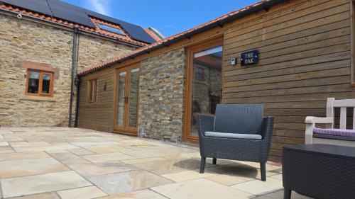 The Oak & The Log Cabin, Sleeps 10, 2 Hot Tubs Near Durham City & Bishop Auckland