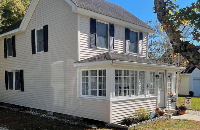 The Oaks - 2BR Island home close to town & shopping. Linens provided!