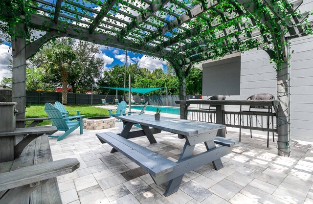 The Oasis w/New Salt Pool Walk to Publix & Restaurants - 1 Mile to UF