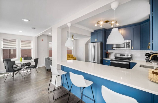 The Octopus House: Stylish 2BR Getaway - Sleeps 6