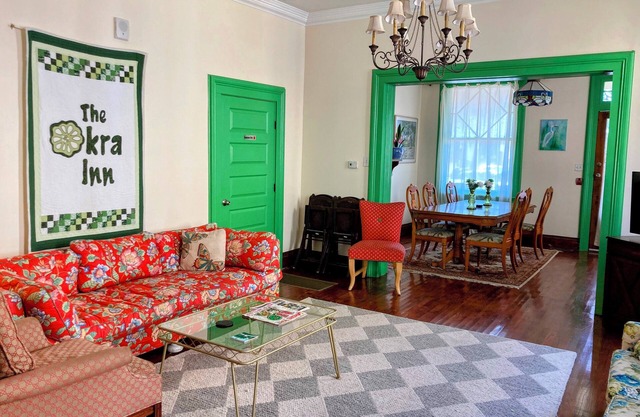 The Okra Inn Carrollton - Beautiful 6BR, 4.5BA, Off-street Parking, Backyard