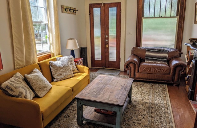 The Okra Inn Iberville-Streetcar In Sight