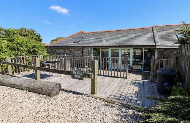 THE OLD BARN, family friendly, with a garden in Penzance