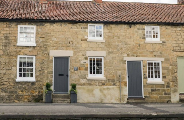 THE OLD CARTWAY, pet friendly, with open fire in Pickering