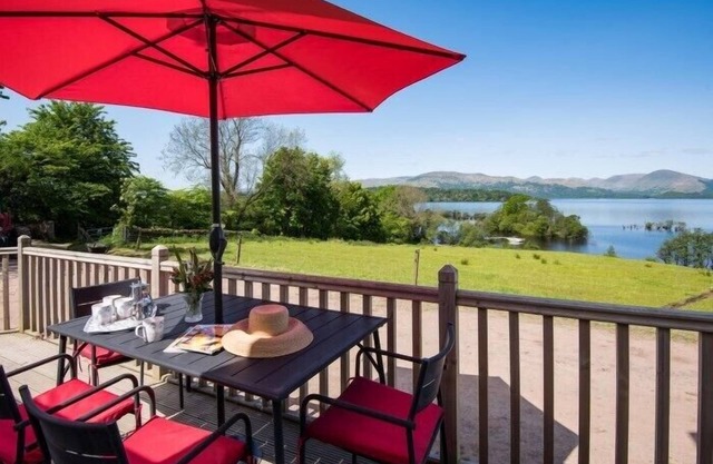 THE OLD FARMHOUSE, family friendly, with open fire in Balloch