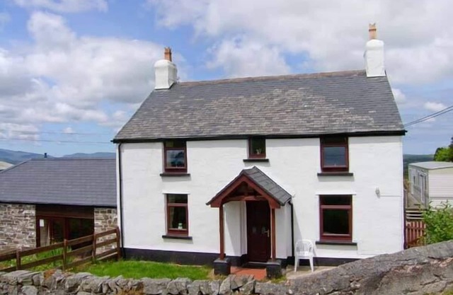 THE OLD FARMHOUSE, pet friendly, with a garden in Llanrwst
