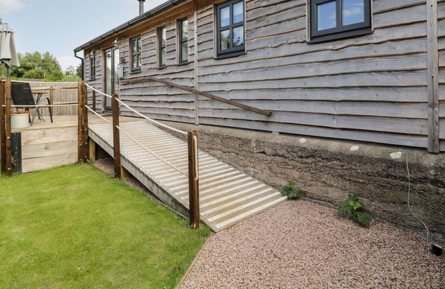 THE OLD FORGE LODGE, romantic, character holiday cottage in Drybrook
