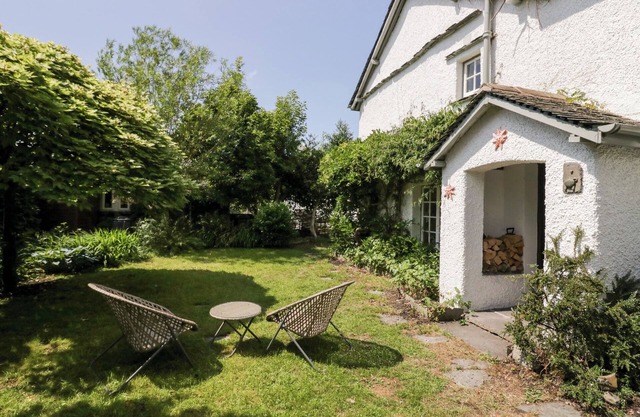THE OLD HOUSE, pet friendly, with open fire in Troutbeck Bridge