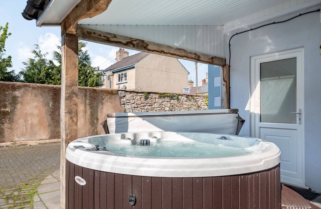 THE OLD NAGS HEAD, family friendly, luxury holiday cottage in Ruthin