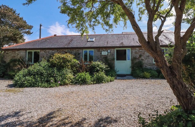 THE OLD PIGGERY, pet friendly, country holiday cottage in St Agnes