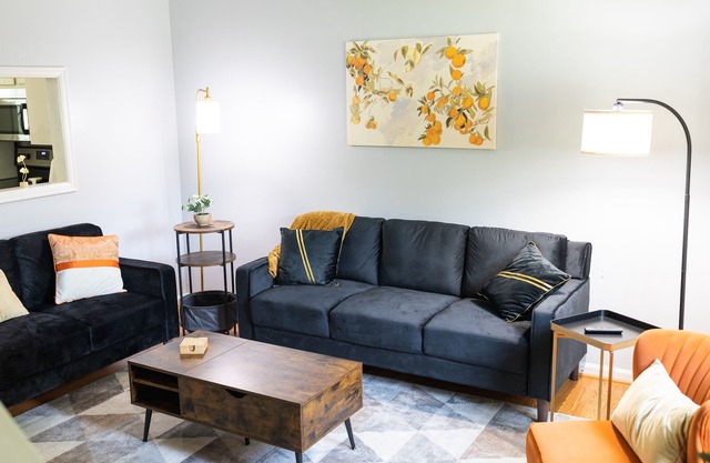 The Orange House - Only 4 Minutes from LU