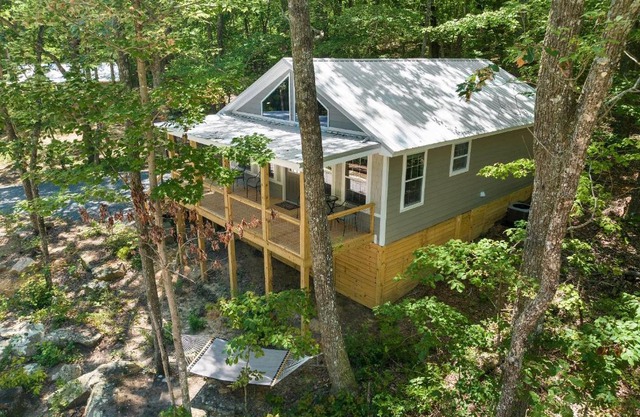 The Otter Box Cabin - 92 Acres Beside DeSoto State Park