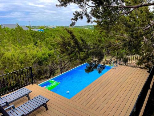 The Outlook - Spa and deck views of Hill Country