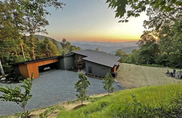 The Overlook- Modern Elegance, near downtown Bryson City, amazing sunset view