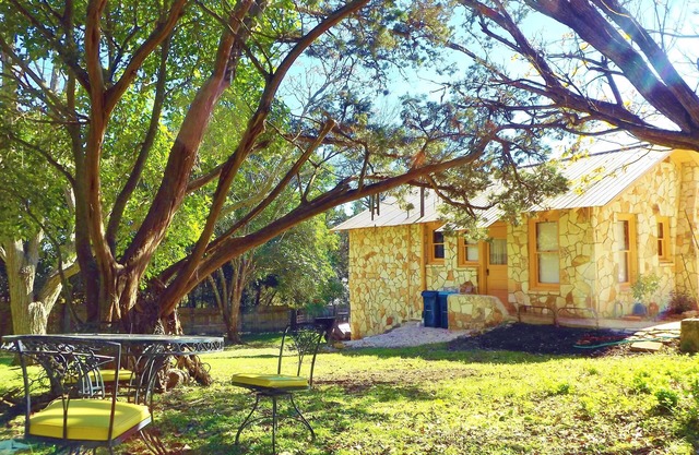 The Painter's Cabin - Hill Country Charm in Eclectic Methodist Encampment