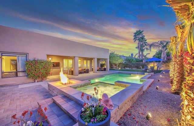 The Palms - Fire Pit, Ping Pong, Pool & Spa, Walk to Festivals!