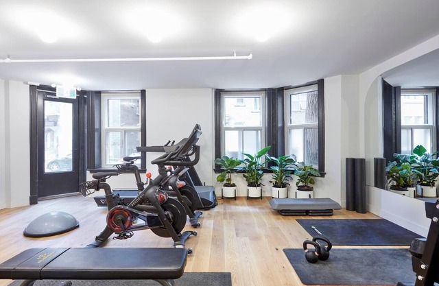 The Paris - 4-bedroom Apartment in Downtown Montreal With Parking