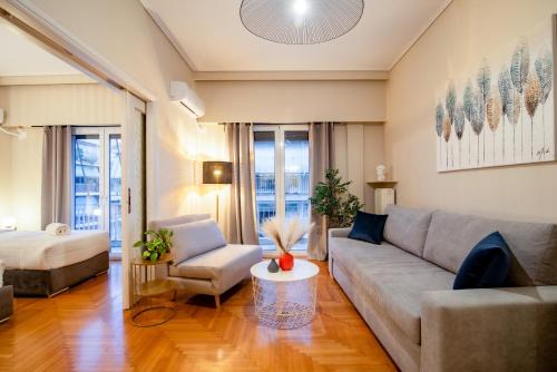 The Parthenon Porch for Familys & Groups , 4BR !