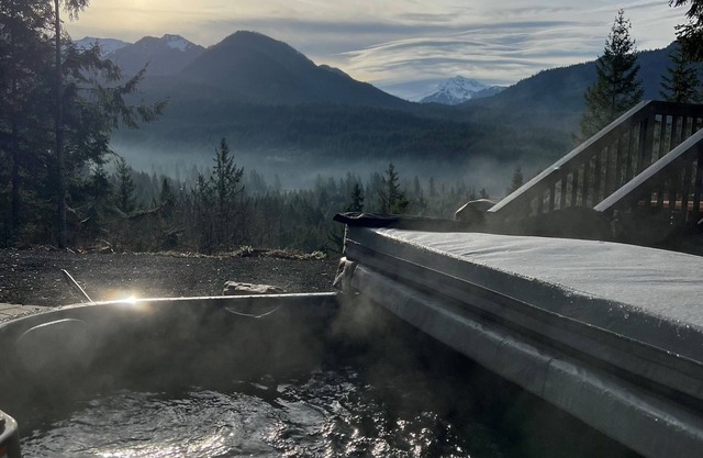 The Peak: Hot tub + Mt. Views