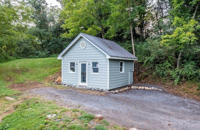 The Perch - whimsical cottage near lovely Lexington