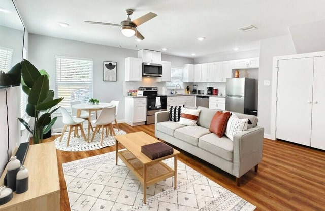 The Perfect Houston Getaway! 3 BDR Sleeps 6, Pet Friendly, 15 Min to Downtown