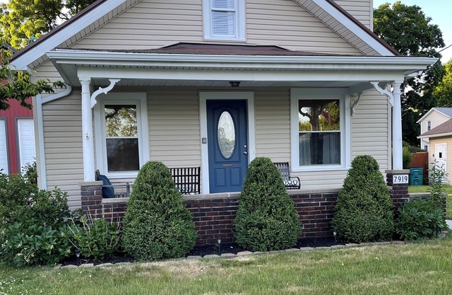The Perfect Location! Cozy Cottage in Grand River Valley's Wine Country!