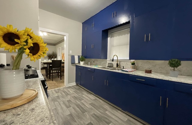 The Perfect Spot! - Free Parking & Patio