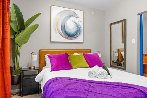 The Philly Zoo Queen Retreat with Fireplace - Parking Available