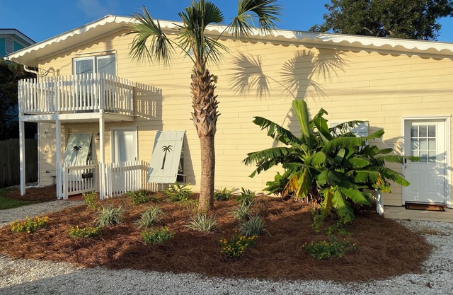 The Pineapple Cottage Condo - Waterfront living on Chimney Creek