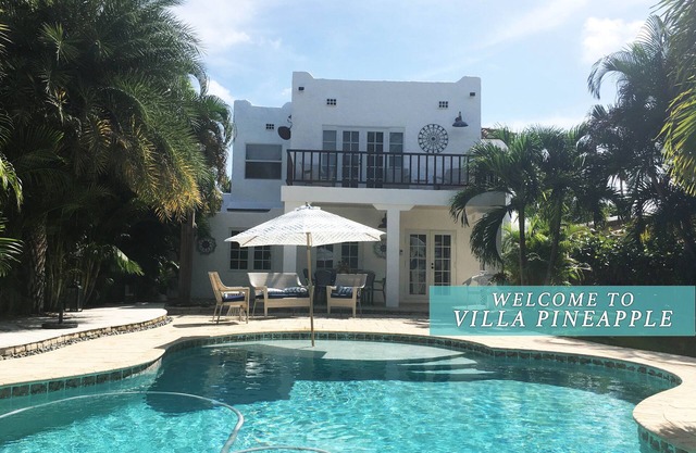 The Pineapple Villa: Chic 4BD Tropical Paradise near the Beaches