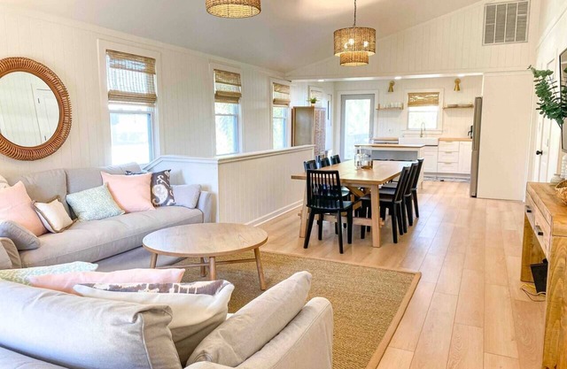 The Pink Flamingo/6-Bdrm Beach House/90-Sec Walk to Litchfield Beach!