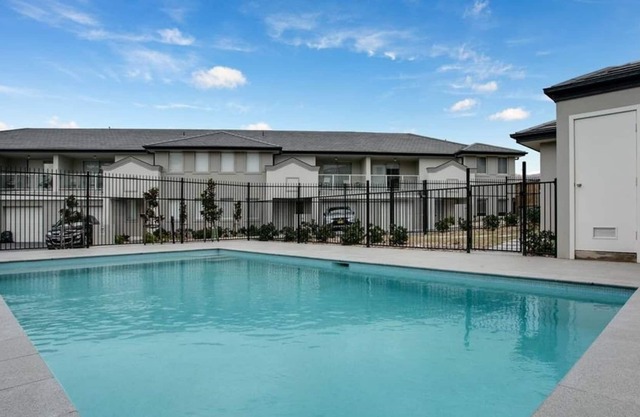 The Pinnacle - 3bd fully furnished townhouse, free shuttle bus to station