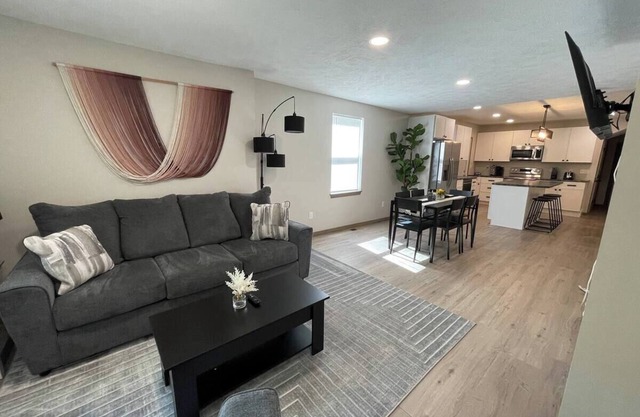 The Platinum House A Central Modern Stay Spacious 5-bedroom Sleep 11 House