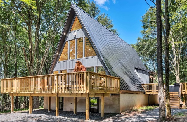 The Pocono Dreamhouse | Lake Access | Jacuzzi
