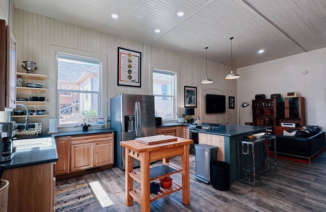 The Power Plant near historic Main St, Train Depot and Ark. River. Pet friendly!