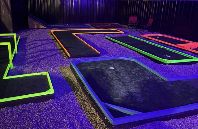 The Putt Putt Oasis king beds & movie/game room minutes to Fort Benning GA.