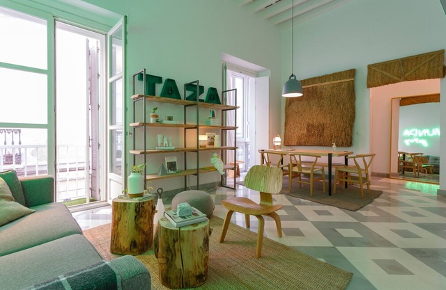 The QUEEN's Designer Apartment by Cadiz4Rentals