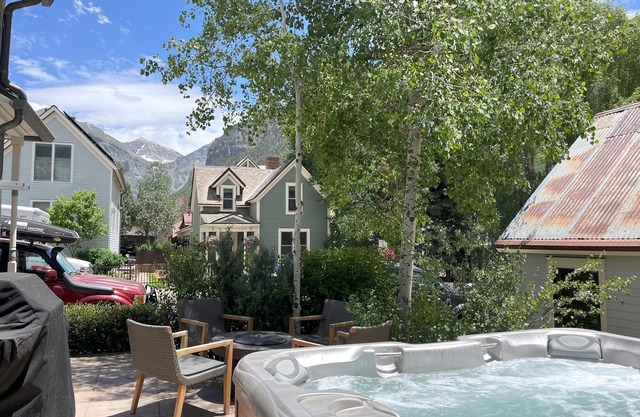The Residence on South Oak - Perfect location by gondola and private hot tub!