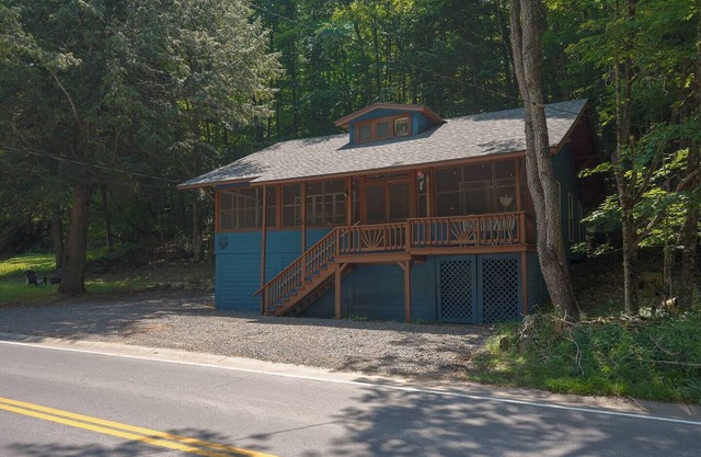 The Retreat: 3 Br Cottage near Main St