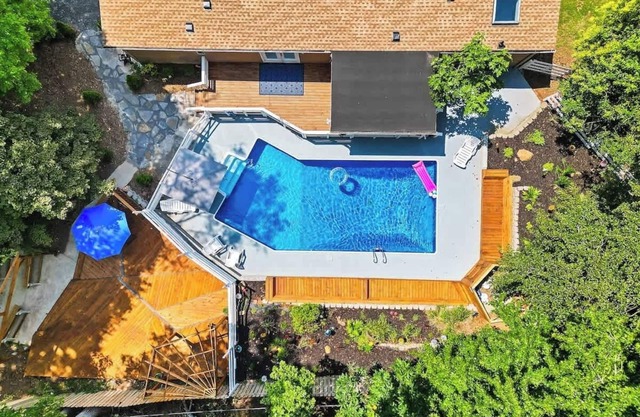 "The Retreat" w/Hot Tub + Pool + Game Room + King Suite