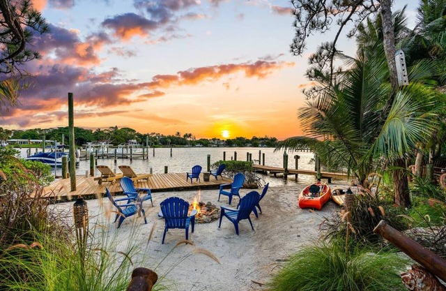 THE RIVER HOUSE, 21 Foot Boston Whaler Included